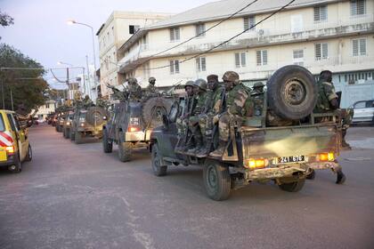 Tropas senegalesas de la Cedeao toman posición cerca del Palacio Presidencial en la capital gambiana, Banjul, el 22 de enero de 2017. 