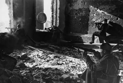 Tropas soviéticas entre las ruinas de la fábrica de acero Octubre Rojo, escenario de fuertes enfrentamientos entre las tropas alemanas y el Ejército Rojo (Fuente: Archivo Federal de Alemania)