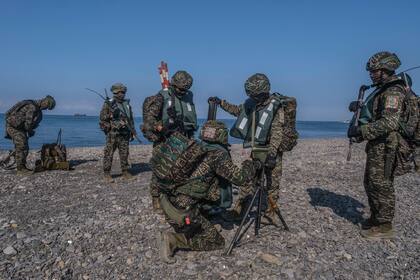 Tropas taiwaneses durante ejercicios militares realizados días atrás. (Lam Yik Fei /The New York Times)