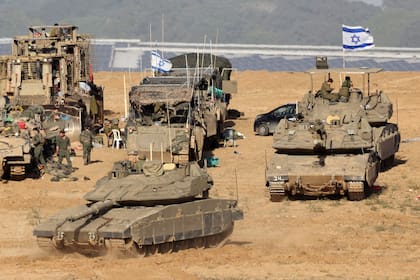 Tropas, tanques y vehículos militares israelíes se reúnen cerca de la frontera con la Franja de Gaza el 2 de diciembre de 2023