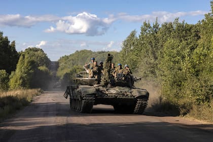 Tropas ucranianas operan un tanque cerca de la frontera con Rusia, en la región ucraniana de Sumy