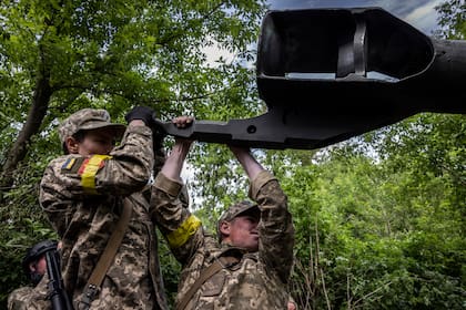 Tropas ucranianas operando artillería enviada por Estados Unidos