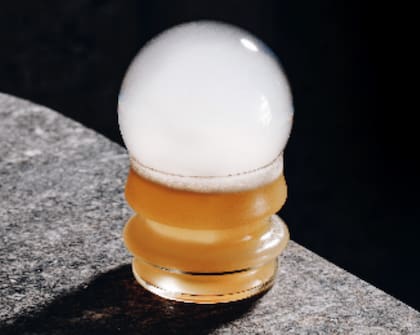 TROPICAL PENICILLIN: Escoces, Piña ahumada, Limon, , Miel de jengibre, Burbuja. $1200. Coctel de Arriba