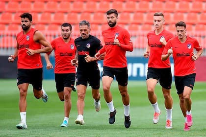 Trota Vivas, entre jugadores del Atlético de Madrid; el 7de julio comenzará la pretemporada y el objetivo es máximo: volver a ganar la Liga española