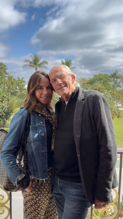 Trras cuatro divorcios, en 2017 Christopher Lloyd comenzó una nueva relación junto a una agente inmobiliaria, Lisa Loiacono, 30 años menor.