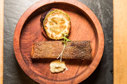 Trucha acompañada de ratatouille y salsa holandesa de naranja y oliva