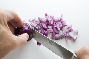 Seis trucos caseros para sacar el olor a cebolla y ajo de las manos