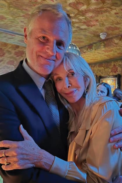 Trudie Styler, la mujer de Sting (llevan juntos más de 40 años), posa con su gran amigo, el político británico Zac Goldsmith.