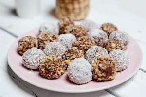 Trufas con galletitas, dulce de leche y chocolate 