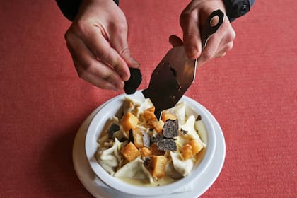 El plato de vareniques con trufas que sirven en el comedor Peumayén
