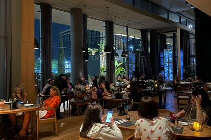 Trufa nace dentro de un hotel de diseño, donde cada detalle está pensado para que el huésped se sienta que está en un viaje, y desde los espacios gastronómicos se trabaja en sintonía con esta propuesta.