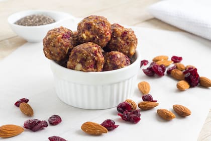 Trufas con almendras y pasas de uva. Postre proteico