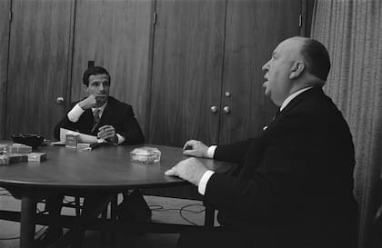 Truffaut y Hitchcock, en un momento de sus celebradas conversaciones que luego se convirtieron en un libro esencial