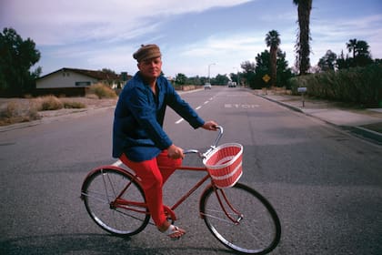 Truman Capote en 1970, paseando en bicicleta por Palm Springs, California.
