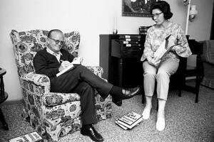 Truman Capote junto a su amiga Harper Lee
