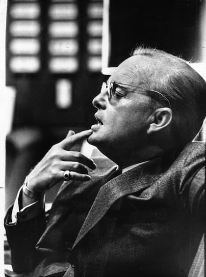 Truman Streckfus Persons (Capote fue el apellido de su padrastro, de origen español) nació en Nueva Orleans, Estados Unidos, el 30 de septiembre de 1924. A los 23 años publicó su primera novela, Otras voces, otros ámbitos, que obtuvo un éxito extraordinario. En 1966, ya consagrado, sorprendió con A