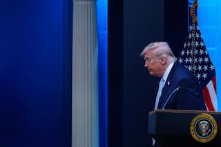 Trump abandona Pekín con pocos logros, pero con palabras de afecto para Xi