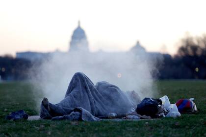 Trump afirmó que retirarán los campamentos de personas sin hogar de los parques de Washington DC (AP Foto/Julio Cortez, archivo)