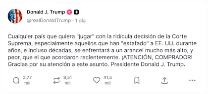 Trump amenazó por su red Truth Social a “cualquier país que quiera ‘jugar’ con la ridícula decisión de la Corte Suprema” respecto a su política arancelaria, el 23 de febrero de 2026