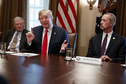 ARCHIVO: Trump analiza con su gabinete la crisis migratoria, durante su primera presidencia aplicó restricciones al programa H-1B