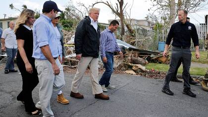 Trump, ayer, durante su visita a Puerto Rico por los daños de María