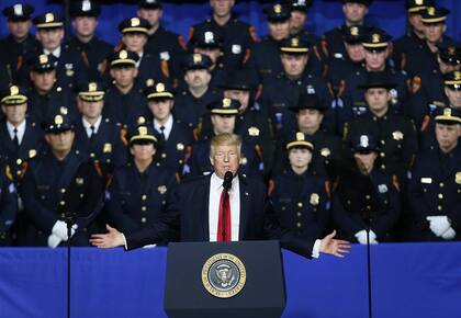 Trump, ayer, durante un acto con policías de Nueva York