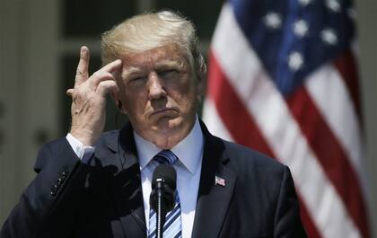 Trump, ayer, durante una ceremonia en los jardines de la Casa Blanca