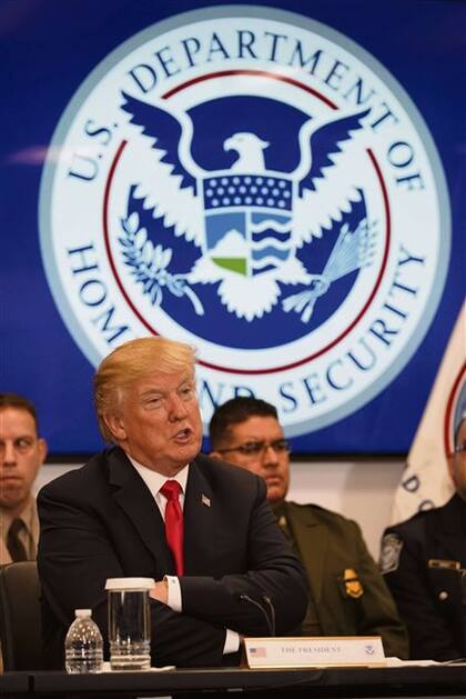 Trump, ayer, en una reunión sobre protección fronteriza en Virginia