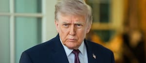 La orden de Trump que podría congelar los fondos de millones de inmigrantes en EE.UU.