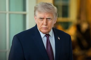 La orden de Trump que podría congelar los fondos de millones de inmigrantes en EE.UU.