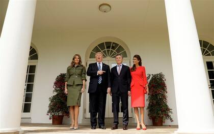 Trump, con su esposa Melania, recibió a Macri y a Awada en la entrada de la Casa Blanca, y le dedicó una recepción amigable