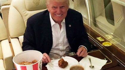 Trump con un balde de pollo frito a bordo de su avión
