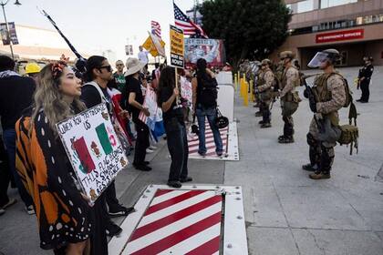 Trump desplegó efectivos de la Guardia Nacional en Los Ángeles tras violentas protestas contra sus políticas migratorias, acción que California llevó a los juzgados por presuntamente violar la ley.