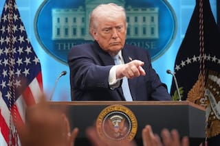 Trump dice que podría levantar sanciones a las empresas chinas que compren petróleo iraní