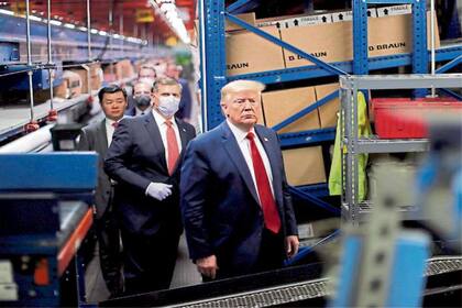 Trump durante una visita a instalaciones médicas en plena pandemia de coronavirus
