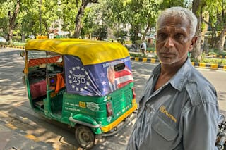 Trump en las calles de Nueva Delhi: la embajada celebra el aniversario de EE.UU. con lonas de rickshaw