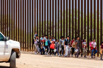 Trump endurece las políticas migratorias y restablece 'Quédate en México'