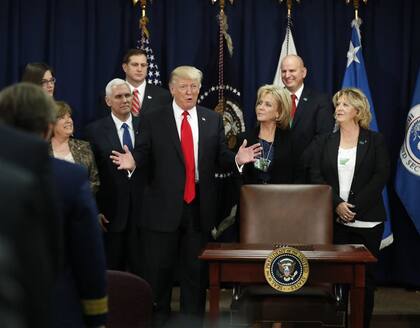 Trump firmó ayer el decreto sobre el muro en su visita al Departamento de Seguridad Interior