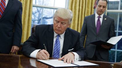 Trump firmó un decreto que limita la entrada a EE.UU. de inmigrantes y refugiados de países musulmanes