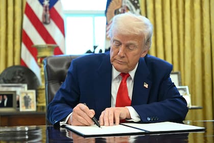 Trump firmó una orden ejecutiva que reinterpreta la Enmienda 14: niega ciudadanía por nacimiento a hijos de indocumentados desde febrero 2025