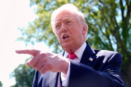 Trump habla con periodistas en el Jardín Sur de la Casa Blanca, el 16 de abril de 2026, en Washington, Estados Unidos