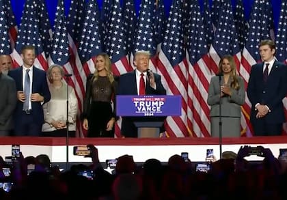 Trump habla en West Palm Beach frente a sus seguidores y junto a su familia y referentes republicanos