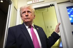 Trump dijo que "hubo un cambio de régimen" en Irán y que 20 buques atravesarán el estrecho de Ormuz