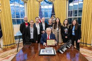 Trump junto a los ochos exrehenes, (a la izquierda el argentino Iair Horn), y la placa de agradecimiento por las gestiones para su liberación