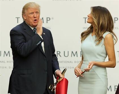 Trump, junto a su mujer, inauguró ayer en Washington uno de sus hoteles