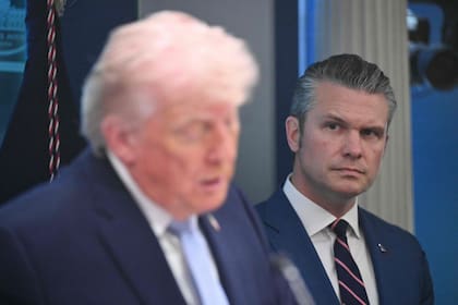 Trump junto a su secretario de Defensa, Pete Hegseth