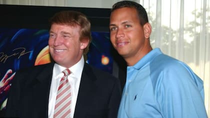 Trump junto al exbeisbolista Alex Rodríguez, quien mide 1,90 metros