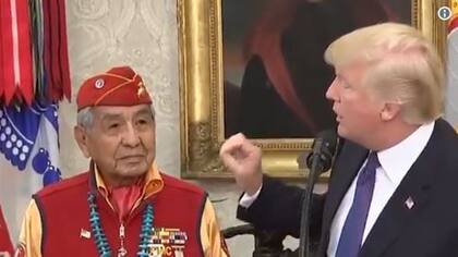 Trump llamó a una senadora “Pocahontas” durante un acto con pueblos americanos