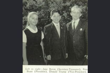 Trump llegó a ser vicepresidente de su clase de primaria, hasta que su padre decidió enviarlo a una academia militar (Kew Forest School)