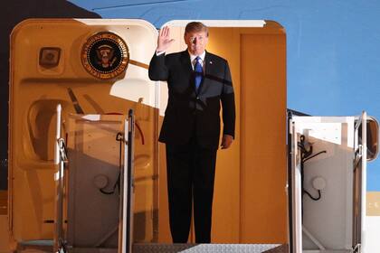 Trump llegó en el Air Force One a Hanoi